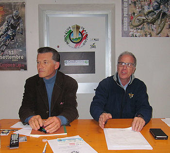 Motoclub Trasimeno - nuovo presidente Paolo Burini e presidente uscente Giandomenico Baldi