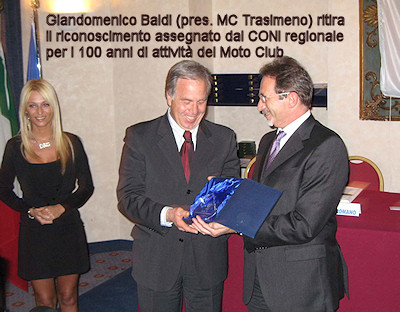 Giandomenico Baldi (pres. MC Trasimeno) ritira il riconoscimento assegnato dal CONI regionale per i 100 anni di attività del Moto Club